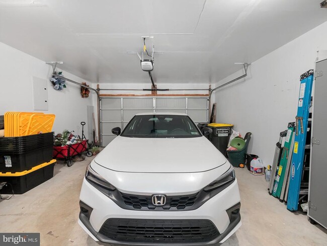 Building Photo - 131 Edgewater Ct