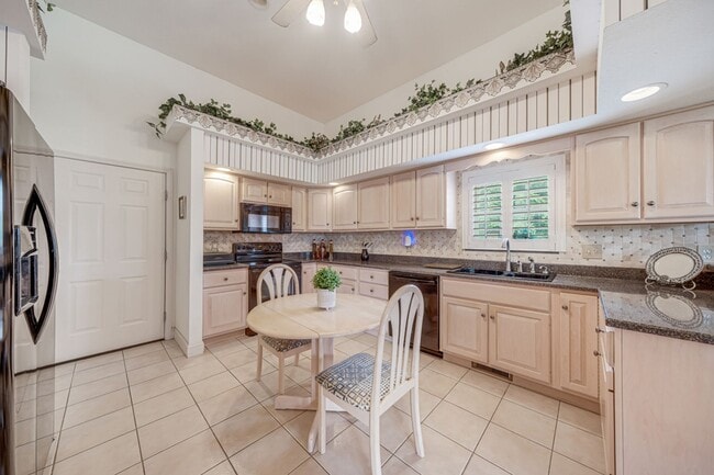 Building Photo - NEW LISTING-3 bedroom, 3 bathroom condo FO...