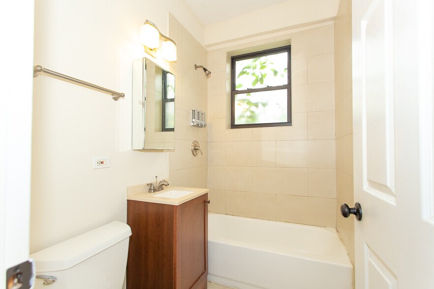 Building Photo - 4738 N Hermitage Ave