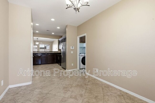 Building Photo - 824 E Jacob St