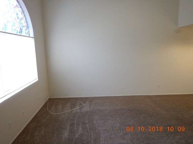 Building Photo - West Ironwood Hill Dr & Greasewood Rd 2/2