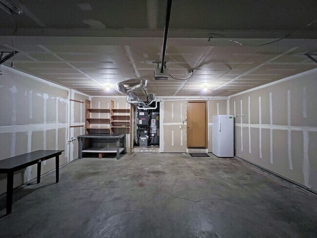 Building Photo - NE Tacoma - Large 3 bedroom 2.5 bathroom w...