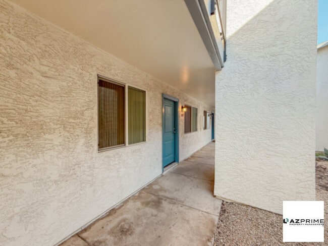 Building Photo - FREE FIRST MONTH'S RENT MOVE IN SPECIAL! Inviting 2/1 Phoenix Apartment with Modern Comforts!