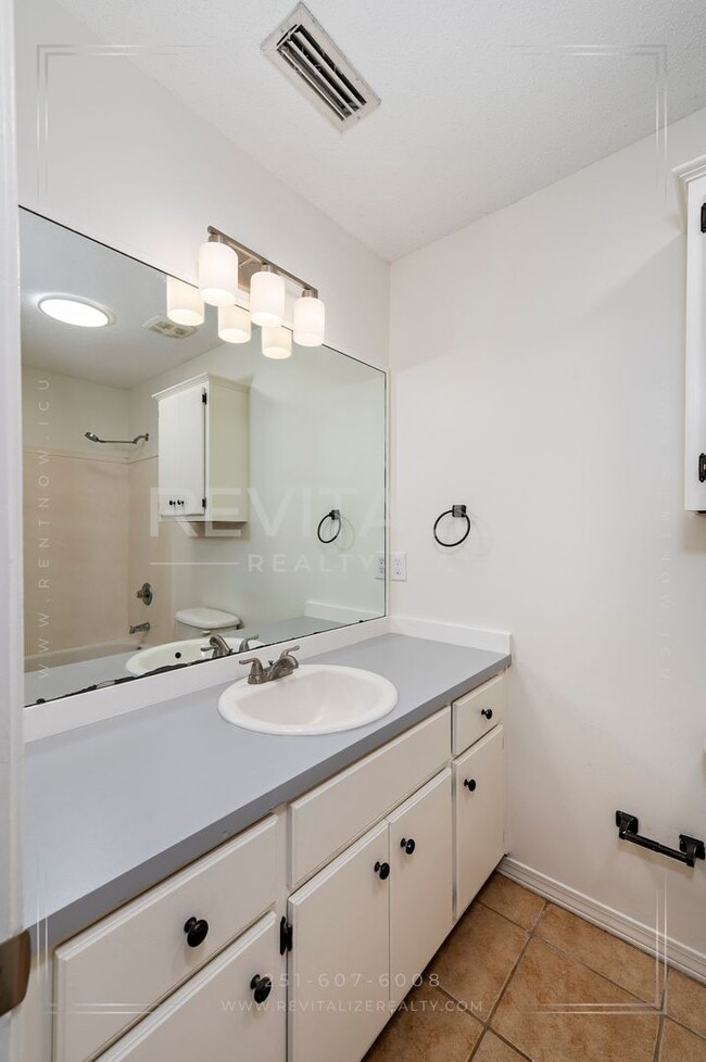 Building Photo - Charming 3-Bed 2-Bath Brick Home in West Mobile