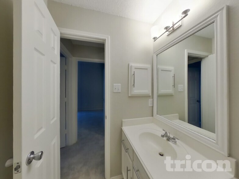 Building Photo - 1505 Redman Dr