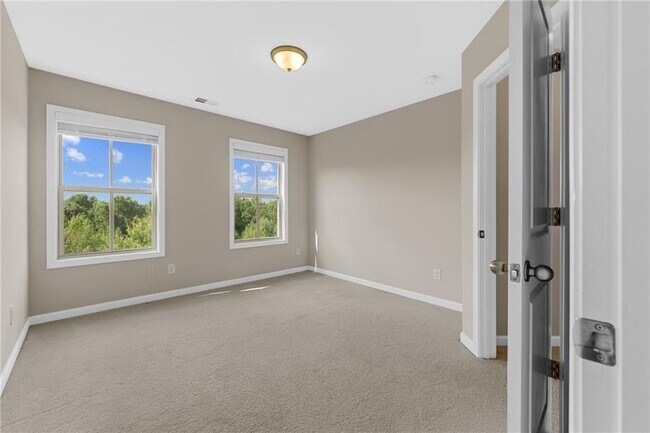 Building Photo - 331 Northaven Ave