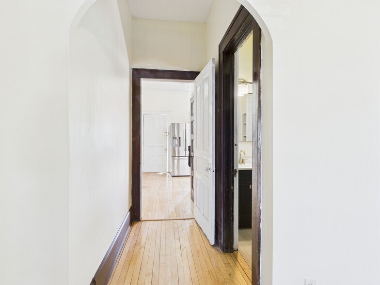 Building Photo - 1541 W Barry Ave