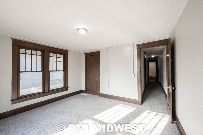 Building Photo - "Charming 3-Bed Duplex Retreat in Indianapolis – Spacious 1,318 Sq Ft with Modern Amenities!"