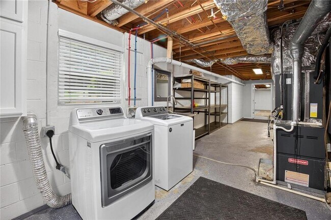 Building Photo - 2982 Northbrook Dr