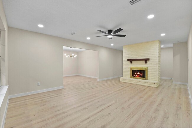 Building Photo - 2322 Aprilmont Dr