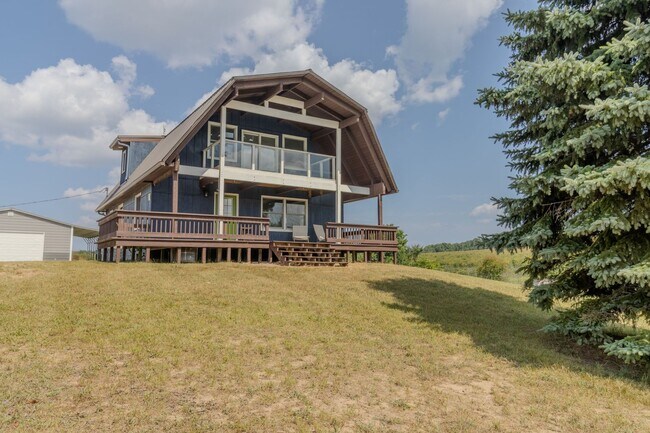 Building Photo - 7825 S Lake Leelanau Dr