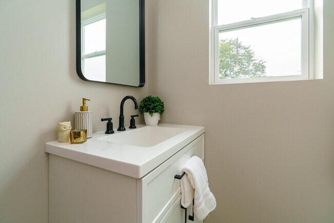 Building Photo - 2220 Sale Rd