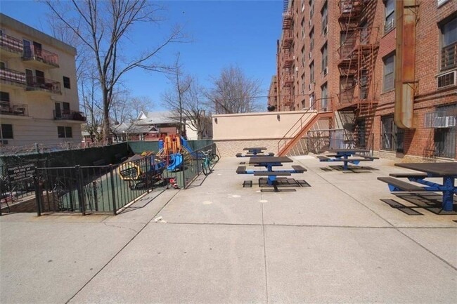 Building Photo - 2800 Coyle St
