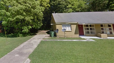 Building Photo - SELF TOURING - Duplex with Large Back Yard