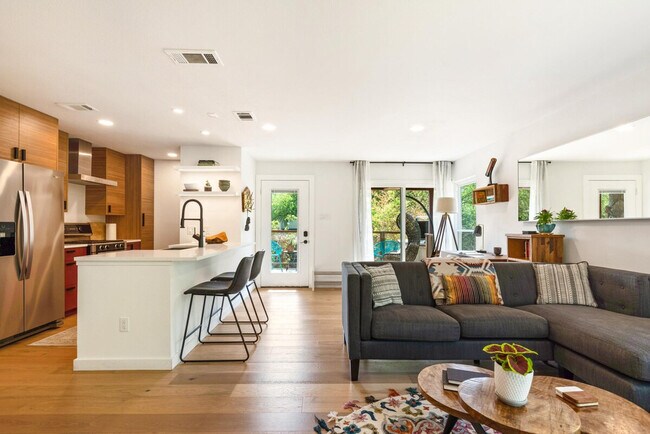 Building Photo - 2906 Westhill Dr