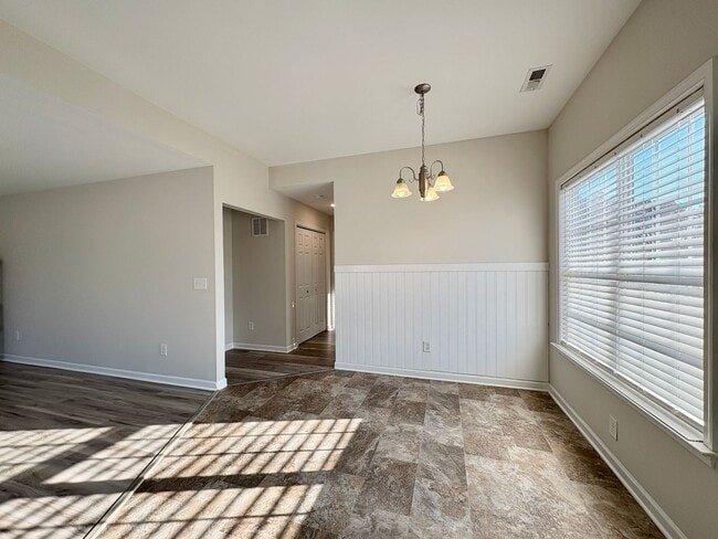 Building Photo - Move-In Ready, Fenced-In Backyard, Pet Friendly, One Story Home – Convenience Meets Comfort!