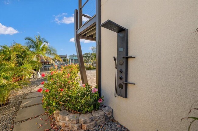 Building Photo - 12404 Capri Cir N