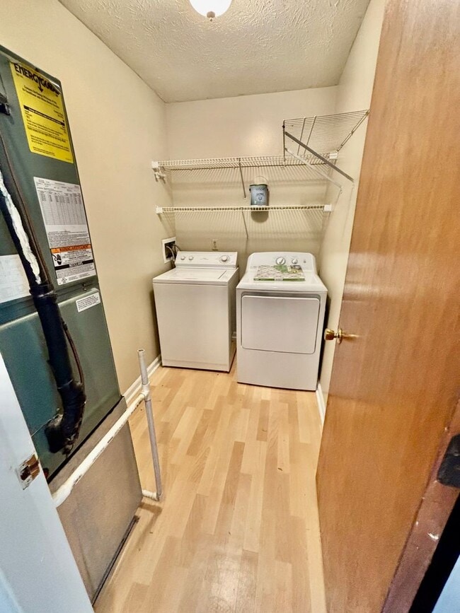 Building Photo - MOVE IN NOW OCTOBER RENT FREE - Two bedroo...
