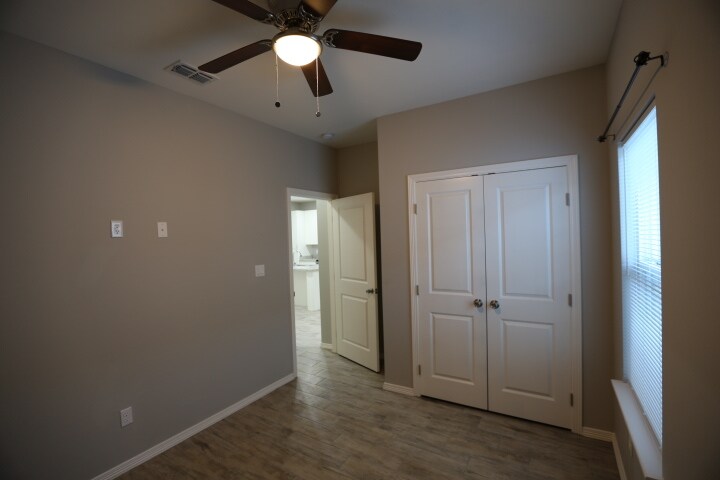 Building Photo - 1402 W Heritage Dr