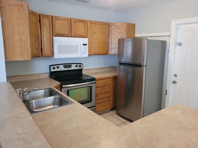 Building Photo - Live Close to It All in This Updated 3-Bed...