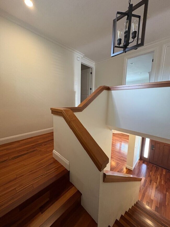 Building Photo - Los Gatos Family Townhome Ready for Move i...