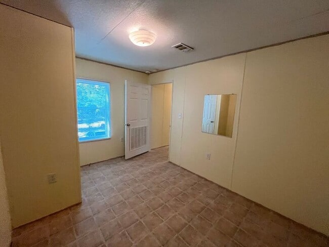 Building Photo - 141 Genes Ln