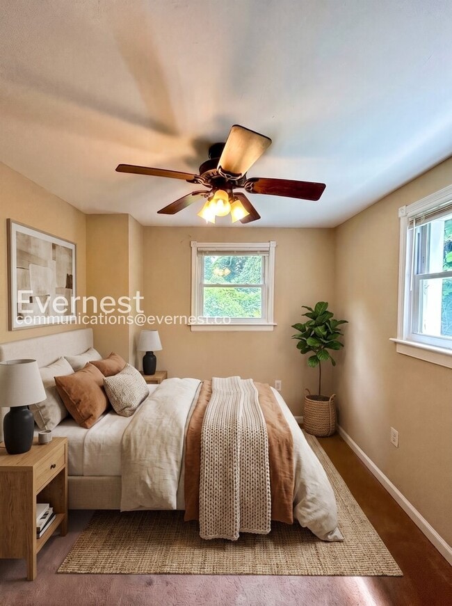 Building Photo - 3 Bed, 1 Bath Home with Driveway and Hardwood Floors | Housing Vouchers Accepted |  Available Now!