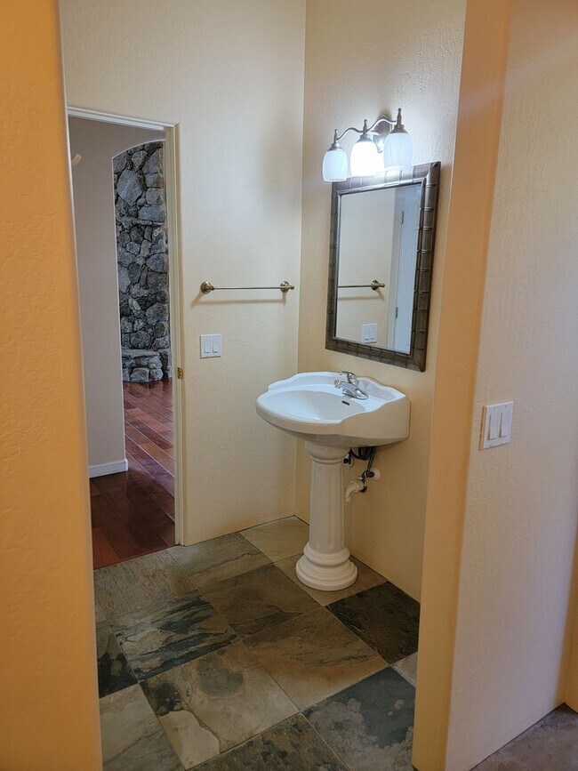 Building Photo - 255 Canyon Dr