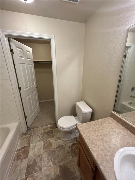 Primary bathroom - 3011 Mandalay Grv