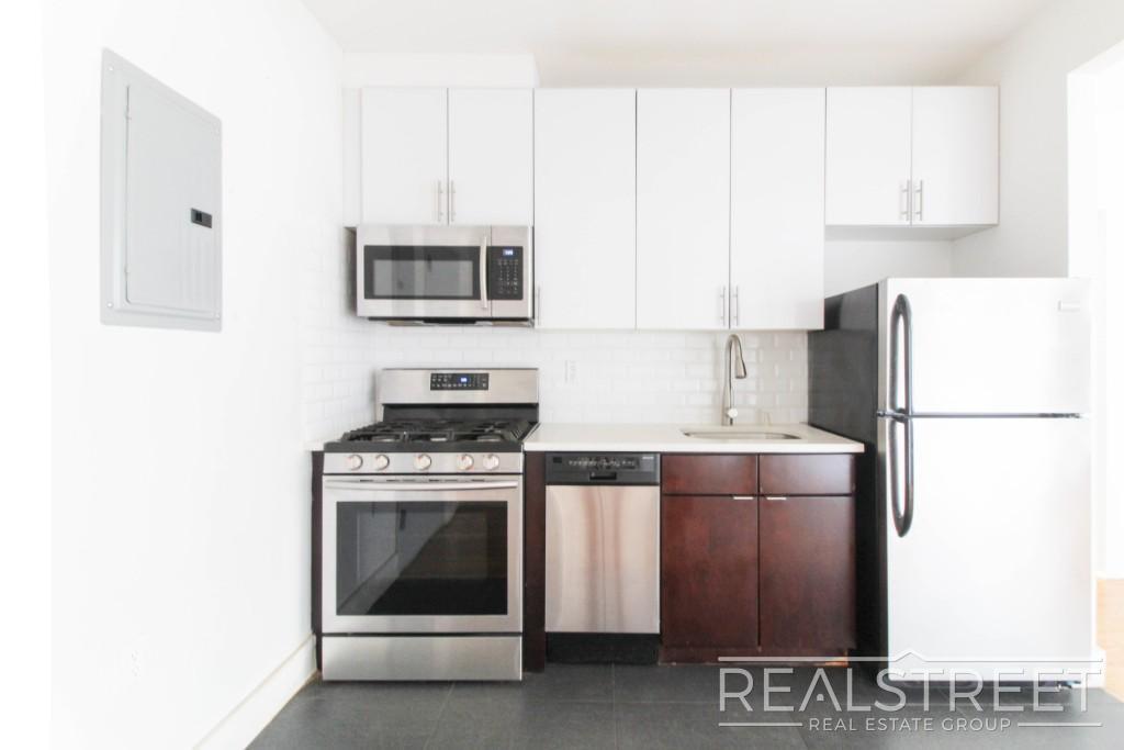 Building Photo - LUXURY 2 Bed in Queens!