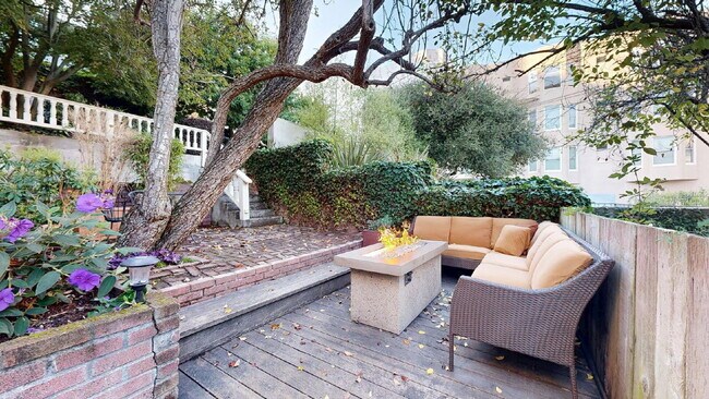 Building Photo - Beautifully Updated Flat with Gourmet Kitchen & Private Outdoor Retreat