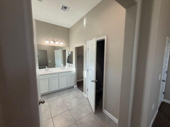 Building Photo - 40916 W Shaver Dr