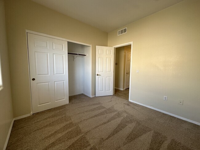 Building Photo - 1050 E Cactus Ave