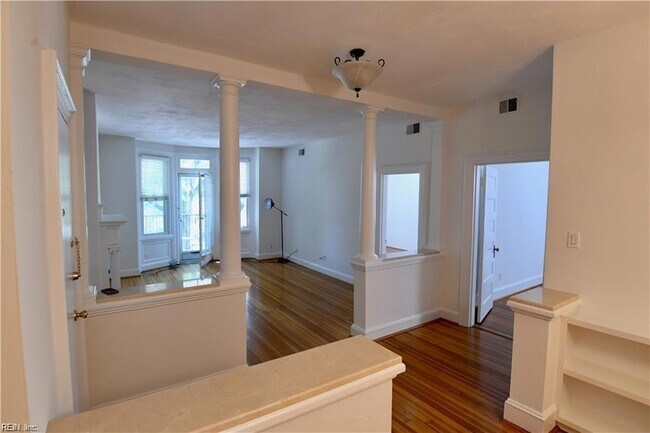 Building Photo - 1009 Colonial Ave