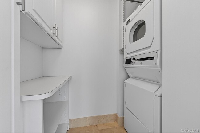 Building Photo - 1 Renaissance Square