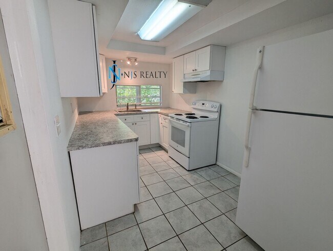 Building Photo - Recently renovated 2/2/1 1300 Sq. Ft. Fres...