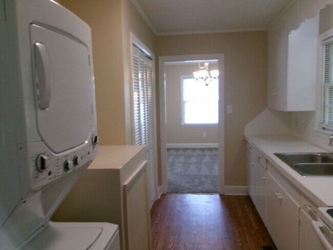 Building Photo - 3 bedroom, 1 bath home conveniently locate...
