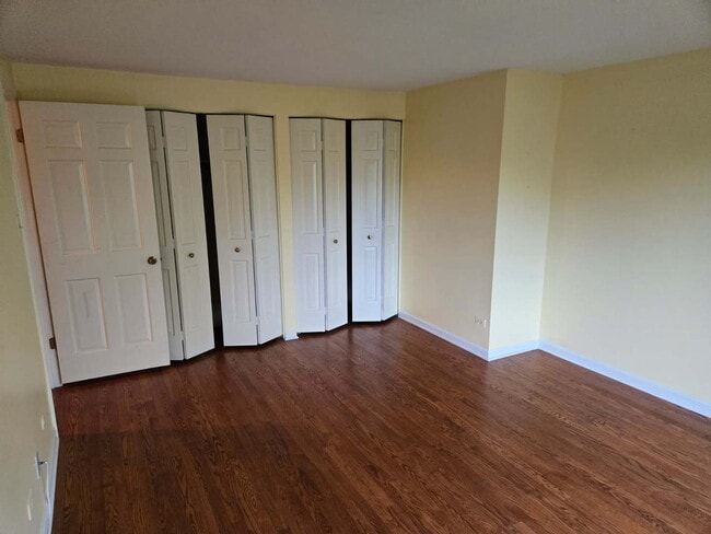 Building Photo - 2S663 Ave Normandy E