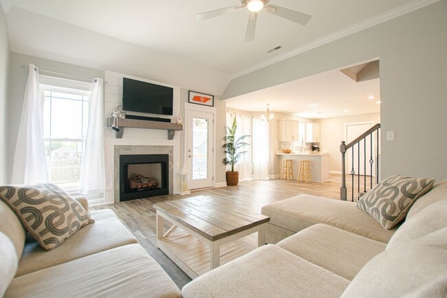 Building Photo - Pet Friendly Three Bedroom with Bonus!