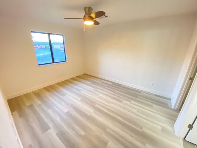 Building Photo - MOVE IN SPECIAL-Delightful 2BED/2BATH Condo tucked away in a picturesque Henderson community!
