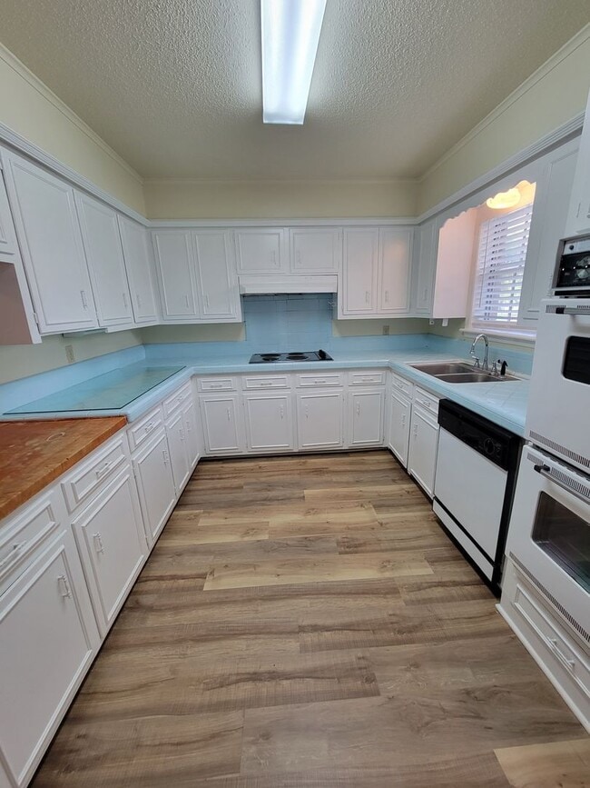 Building Photo - Bryan - 4 Bedroom - 2 bath - 2 story House with attached garage
