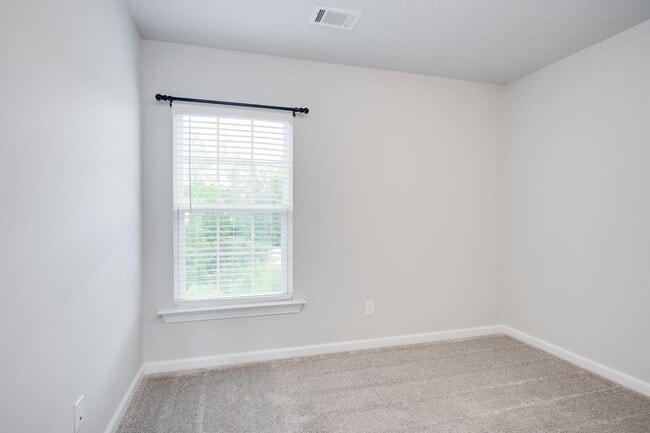 Building Photo - 3 Bedroom 2.5 Bath Townhouse