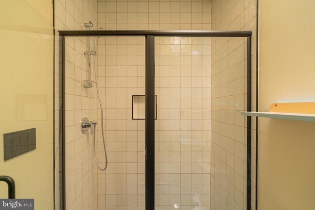 Building Photo - 711 G St SE