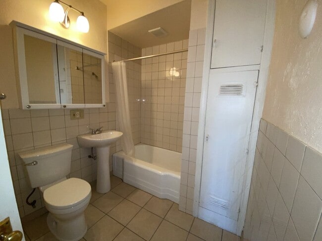 Building Photo - 1 Bed 1 Bath Historic Preserved Douglas Ap...