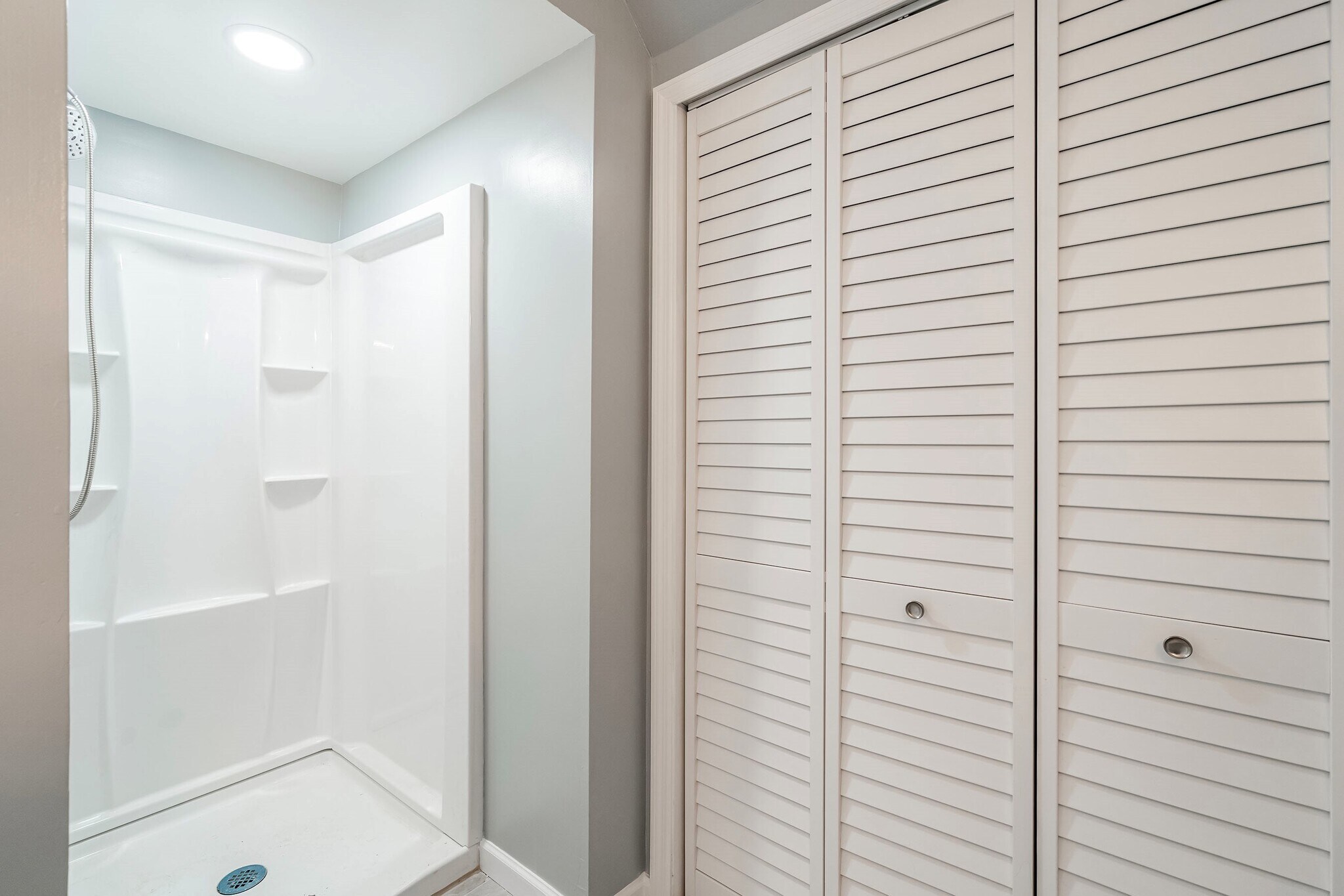 1st Fl Shower - 4A Emerald Dr