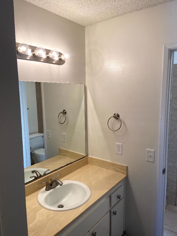 Building Photo - 1073 Estes St