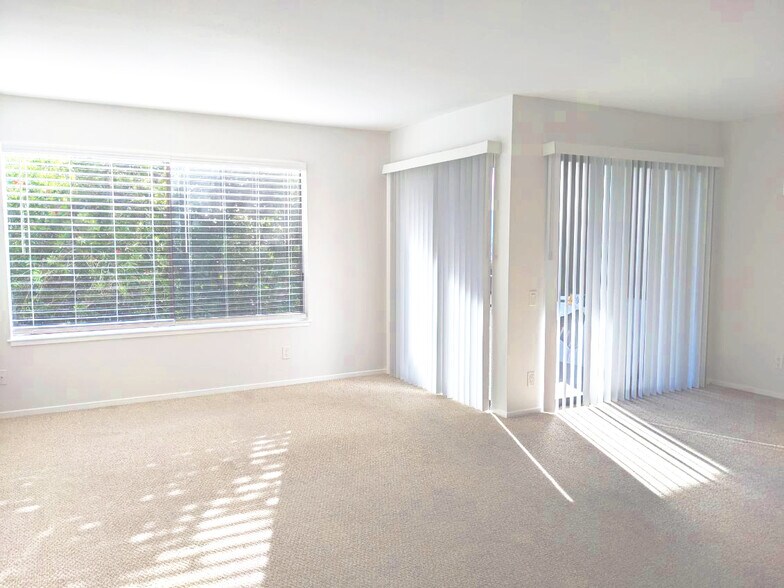 Building Photo - 3335 La Mesa Dr
