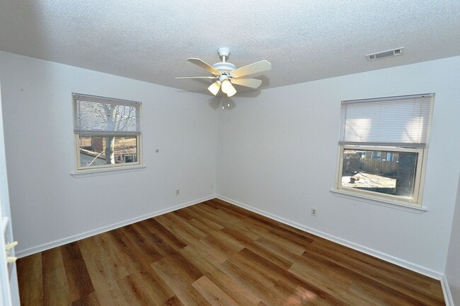 Building Photo - 6 Bedrooms-Little Neck Area