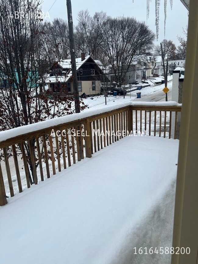 Building Photo - 401 Fernando St NE