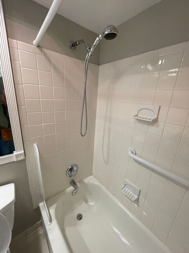 Building Photo - Large 2 Bedroom, 2.5 Bath Townhouse - Autu...